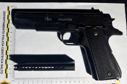 Tiroteo, fuga y choque contra un móvil  policial: dos detenidos y arma incautada
