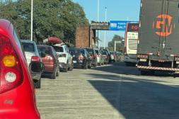 Intenso movimiento en puente Salto  Grande debido a fin de semana largo