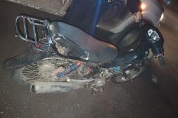 Motociclista y peatona heridos tras choque entre auto y moto