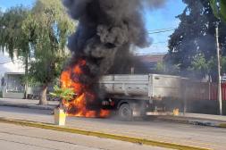Un voraz incendio consumió por completo un vehículo de carga en plena vía pública 